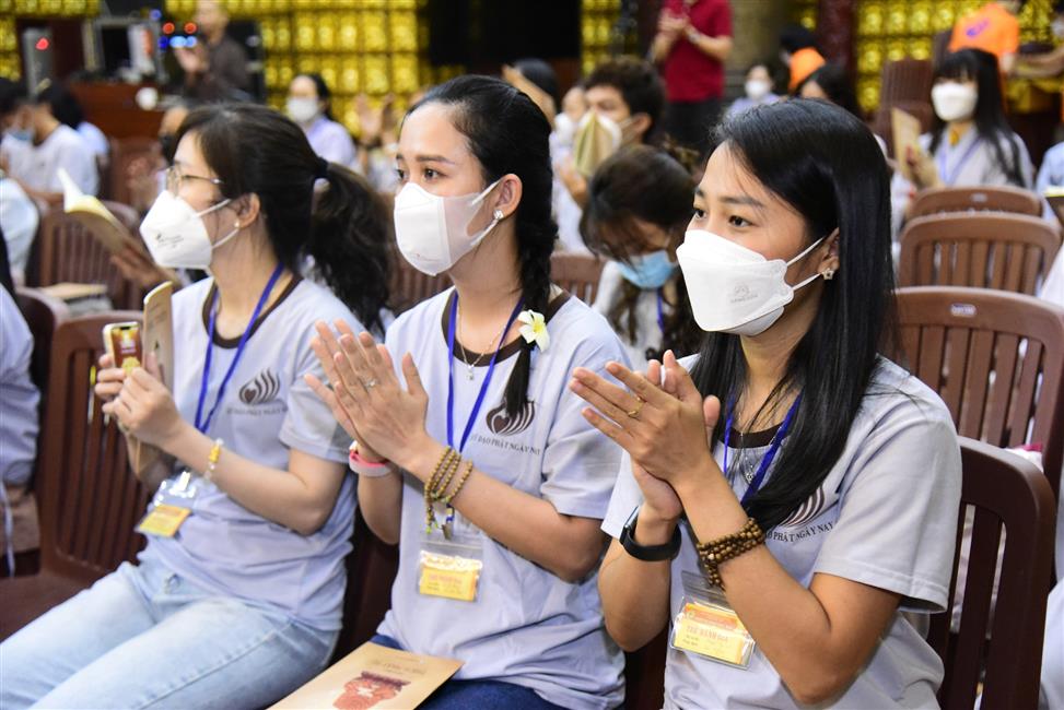 Đông đảo bạn trẻ tham dự khóa tu tại chùa Giác Ngộ