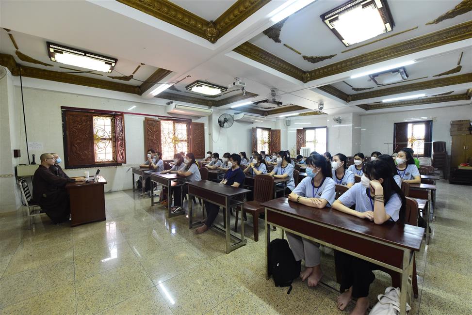 Đông đảo bạn trẻ tham dự khóa tu tại chùa Giác Ngộ