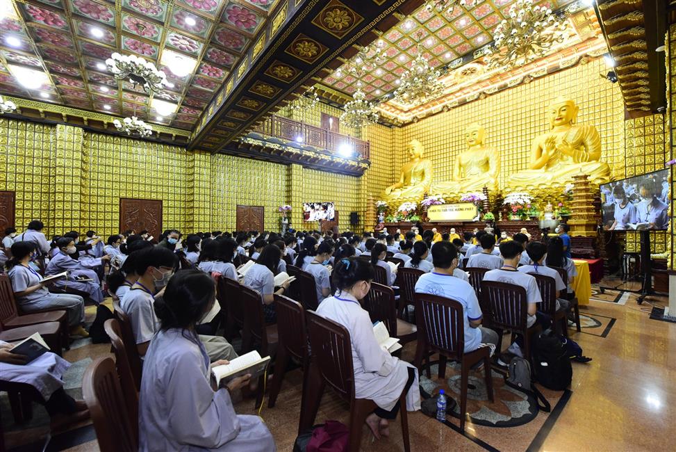 Đông đảo bạn trẻ tham dự khóa tu tại chùa Giác Ngộ