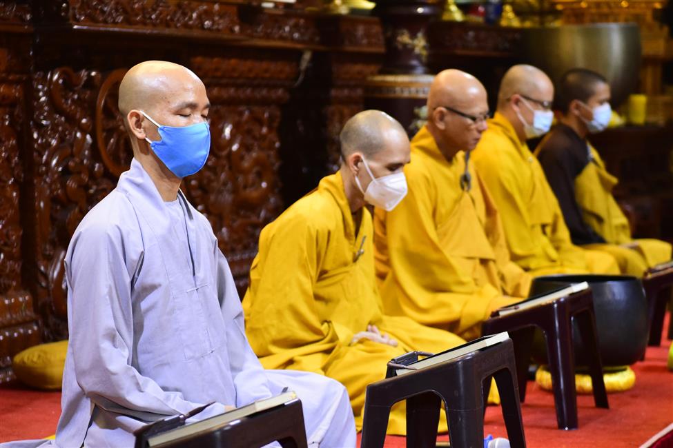 Đông đảo bạn trẻ tham dự khóa tu tại chùa Giác Ngộ