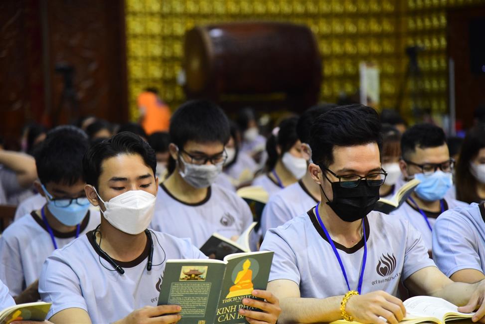 Đông đảo bạn trẻ tham dự khóa tu tại chùa Giác Ngộ