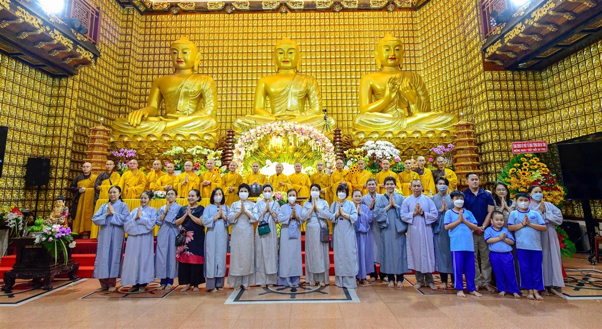 Đại lễ tưởng niệm đức Phật nhập Niết-bàn và mừng Ngày Tiếp nối lần thứ 54 của Sư phụ Thích Nhật Từ