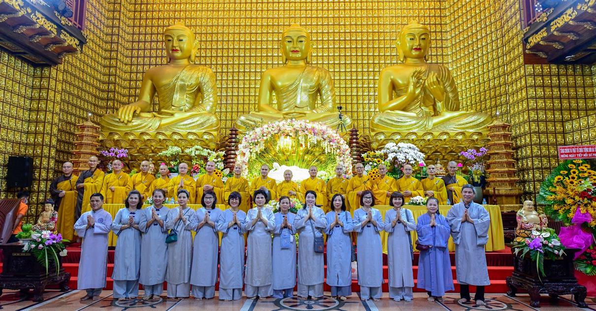 Đại lễ tưởng niệm đức Phật nhập Niết-bàn và mừng Ngày Tiếp nối lần thứ 54 của Sư phụ Thích Nhật Từ