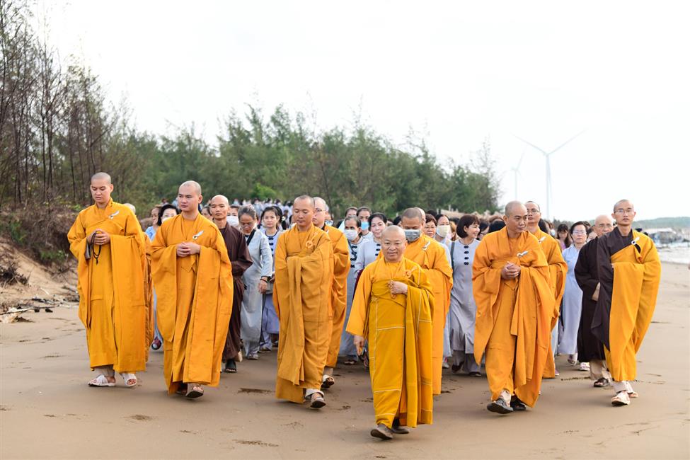 Rời xa sự ồn ào, những bước chân tìm về bình yên