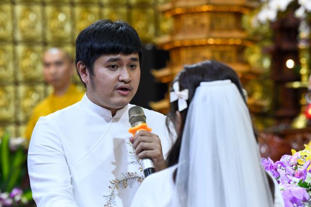 Chú rể Tấn Trung và cô dâu Phương Oanh tiến tới hôn nhân bằng nghi thức hằng thuận