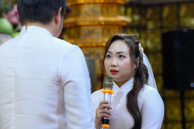 Chú rể Tấn Trung và cô dâu Phương Oanh tiến tới hôn nhân bằng nghi thức hằng thuận