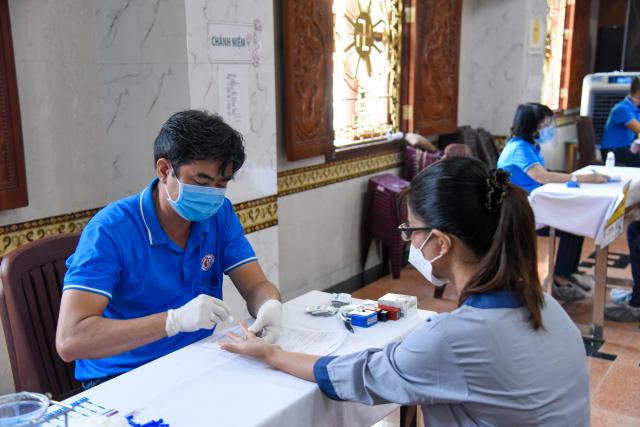 Gần 350 người tham dự chương trình hiến máu đầu năm tại chùa Giác Ngộ