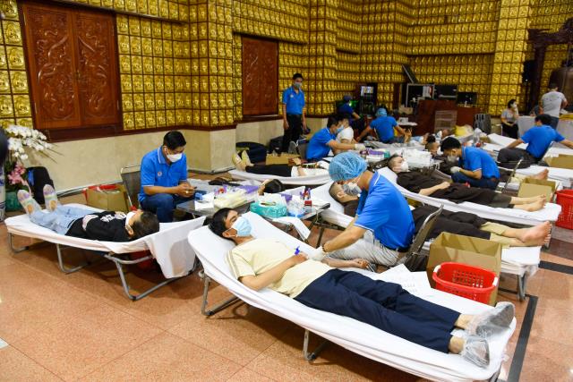 Gần 350 người tham dự chương trình hiến máu đầu năm tại chùa Giác Ngộ