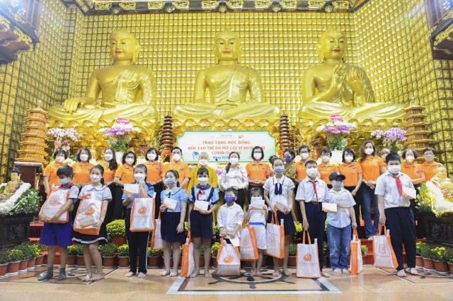 Chùa Giác Ngộ - Quỹ ĐPNN trao 114 suất học bổng đến trẻ em mồ côi vì Covid-19