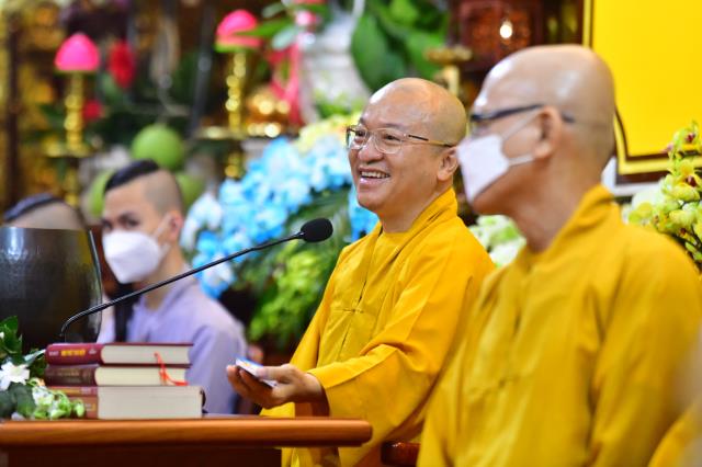 Người trẻ về chùa tham dự khóa tu