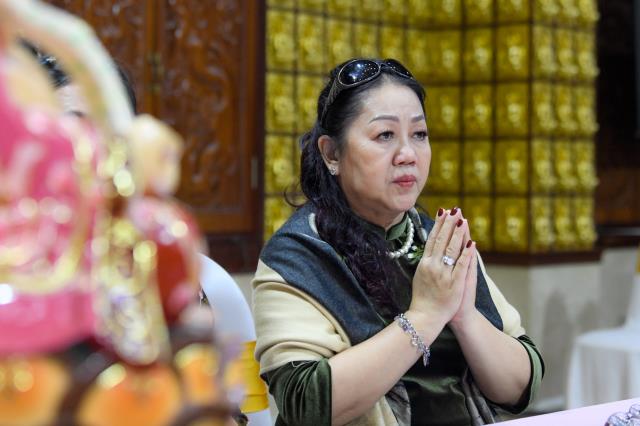 Chú rể Tấn Trung và cô dâu Phương Oanh tiến tới hôn nhân bằng nghi thức hằng thuận