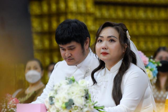 Chú rể Tấn Trung và cô dâu Phương Oanh tiến tới hôn nhân bằng nghi thức hằng thuận
