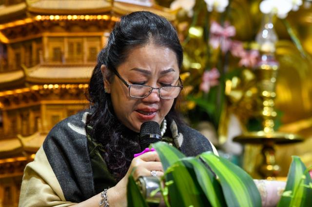 Chú rể Tấn Trung và cô dâu Phương Oanh tiến tới hôn nhân bằng nghi thức hằng thuận
