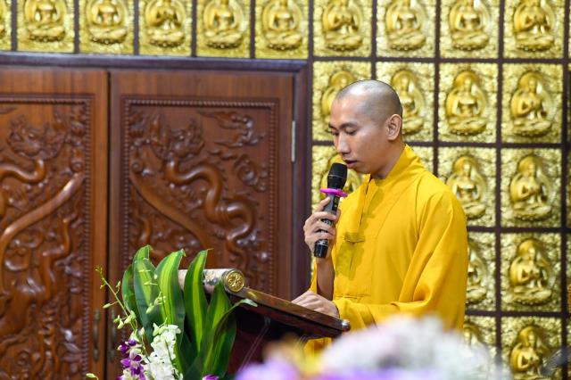 Chú rể Tấn Trung và cô dâu Phương Oanh tiến tới hôn nhân bằng nghi thức hằng thuận