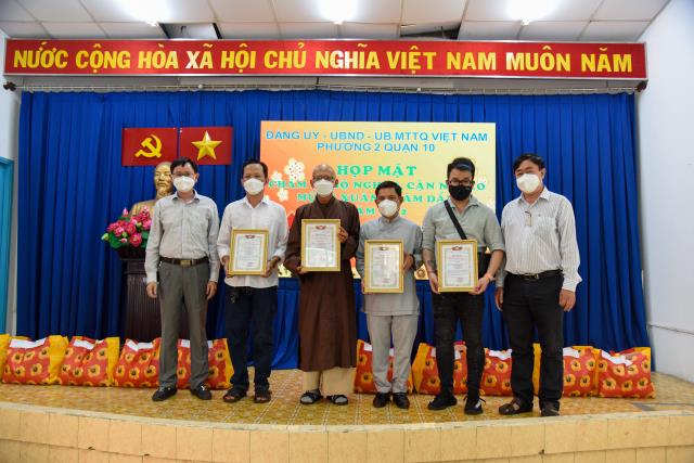 Trao quà yêu thương cho ngày Tết thêm đong đầy