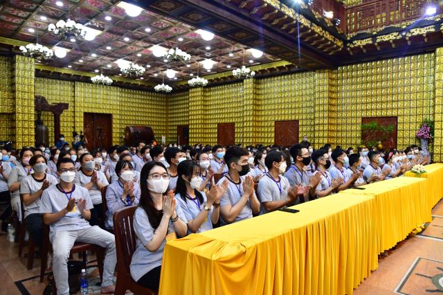 Người trẻ về chùa tham dự khóa tu