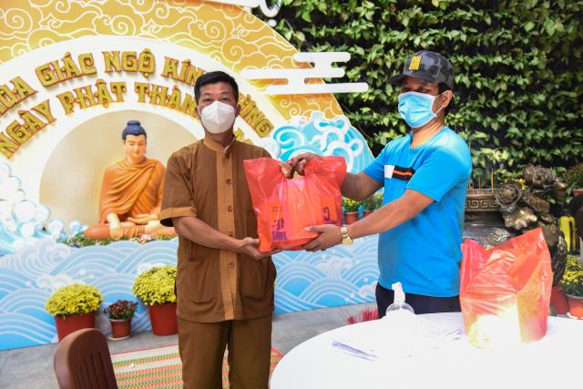 Gần 350 người tham dự chương trình hiến máu đầu năm tại chùa Giác Ngộ