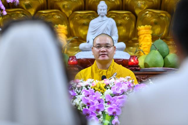 Chú rể Tấn Trung và cô dâu Phương Oanh tiến tới hôn nhân bằng nghi thức hằng thuận