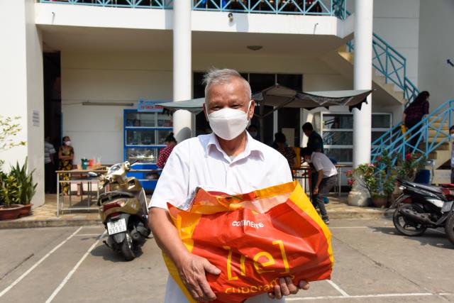Trao quà yêu thương cho ngày Tết thêm đong đầy