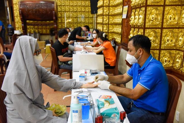 Gần 350 người tham dự chương trình hiến máu đầu năm tại chùa Giác Ngộ