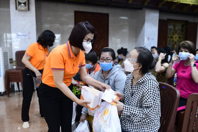 Quỹ ĐPNN Mang Xuân Đến Với 200 Bà Con Khó Khăn Tại Phường 2, Quận 10