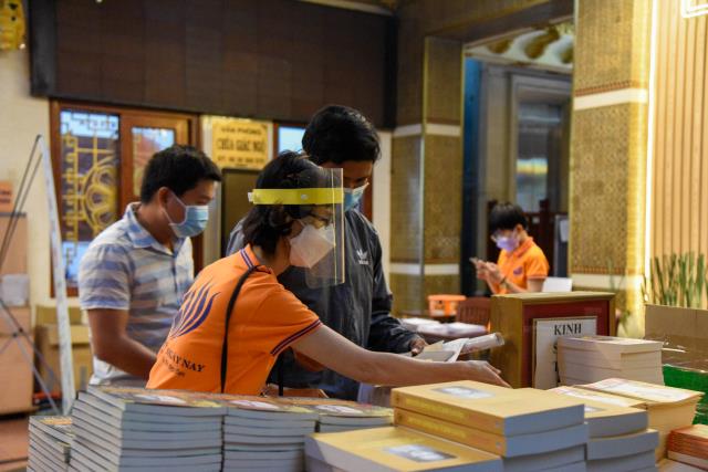 Gần 350 người tham dự chương trình hiến máu đầu năm tại chùa Giác Ngộ