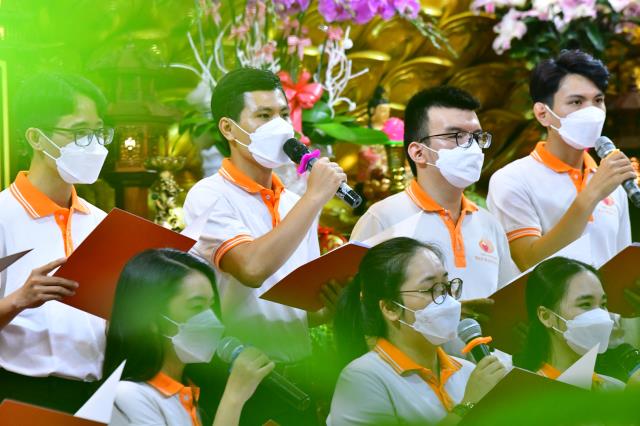 Người trẻ về chùa tham dự khóa tu