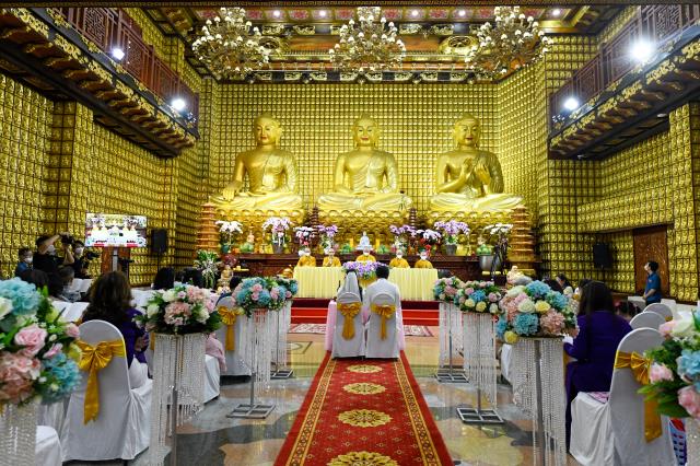 Chú rể Tấn Trung và cô dâu Phương Oanh tiến tới hôn nhân bằng nghi thức hằng thuận