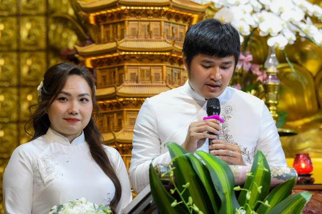Chú rể Tấn Trung và cô dâu Phương Oanh tiến tới hôn nhân bằng nghi thức hằng thuận