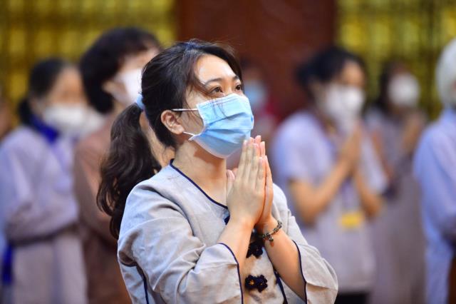 Người trẻ về chùa tham dự khóa tu
