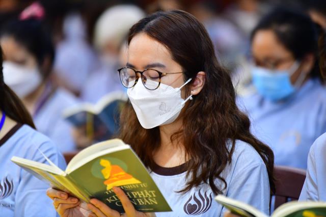 Người trẻ về chùa tham dự khóa tu
