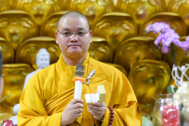 Chú rể Tấn Trung và cô dâu Phương Oanh tiến tới hôn nhân bằng nghi thức hằng thuận