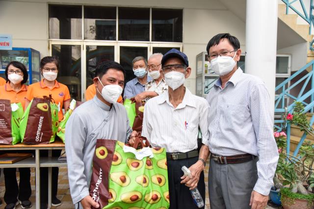 Trao quà yêu thương cho ngày Tết thêm đong đầy