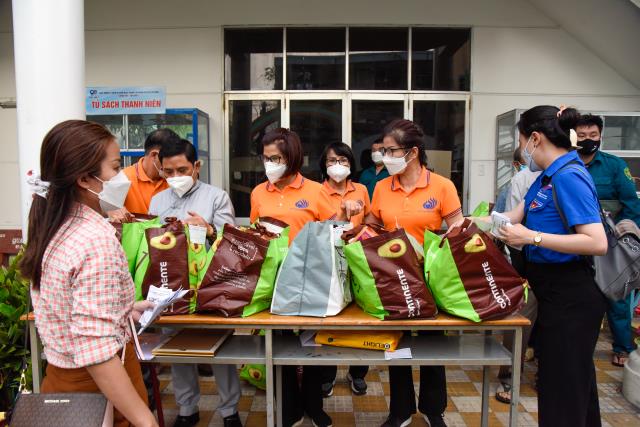 Trao quà yêu thương cho ngày Tết thêm đong đầy
