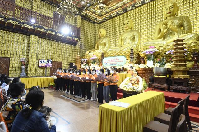 Chùa Giác Ngộ - Quỹ ĐPNN trao 114 suất học bổng đến trẻ em mồ côi vì Covid-19