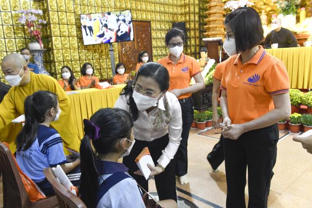 Chùa Giác Ngộ - Quỹ ĐPNN trao 114 suất học bổng đến trẻ em mồ côi vì Covid-19