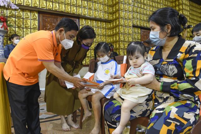 Chùa Giác Ngộ - Quỹ ĐPNN trao 114 suất học bổng đến trẻ em mồ côi vì Covid-19