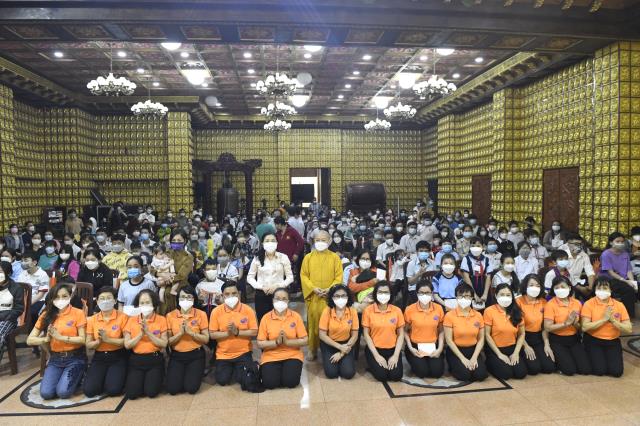 Chùa Giác Ngộ - Quỹ ĐPNN trao 114 suất học bổng đến trẻ em mồ côi vì Covid-19