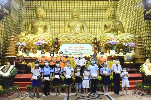 Chùa Giác Ngộ - Quỹ ĐPNN trao 114 suất học bổng đến trẻ em mồ côi vì Covid-19