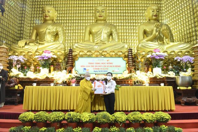 Chùa Giác Ngộ - Quỹ ĐPNN trao 114 suất học bổng đến trẻ em mồ côi vì Covid-19
