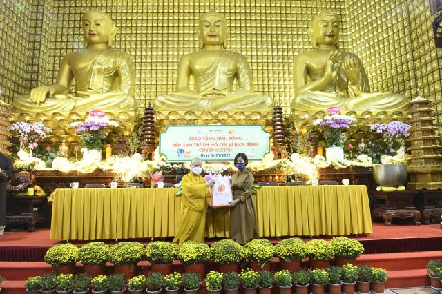 Chùa Giác Ngộ - Quỹ ĐPNN trao 114 suất học bổng đến trẻ em mồ côi vì Covid-19