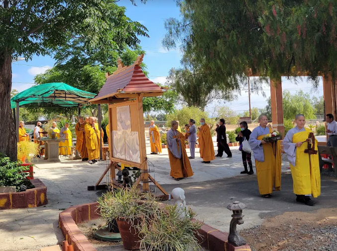 Chùa Hương Sen Quận Riverside Tổ Chức Lễ Phật Đản Và Cổ Phật Khất Thực