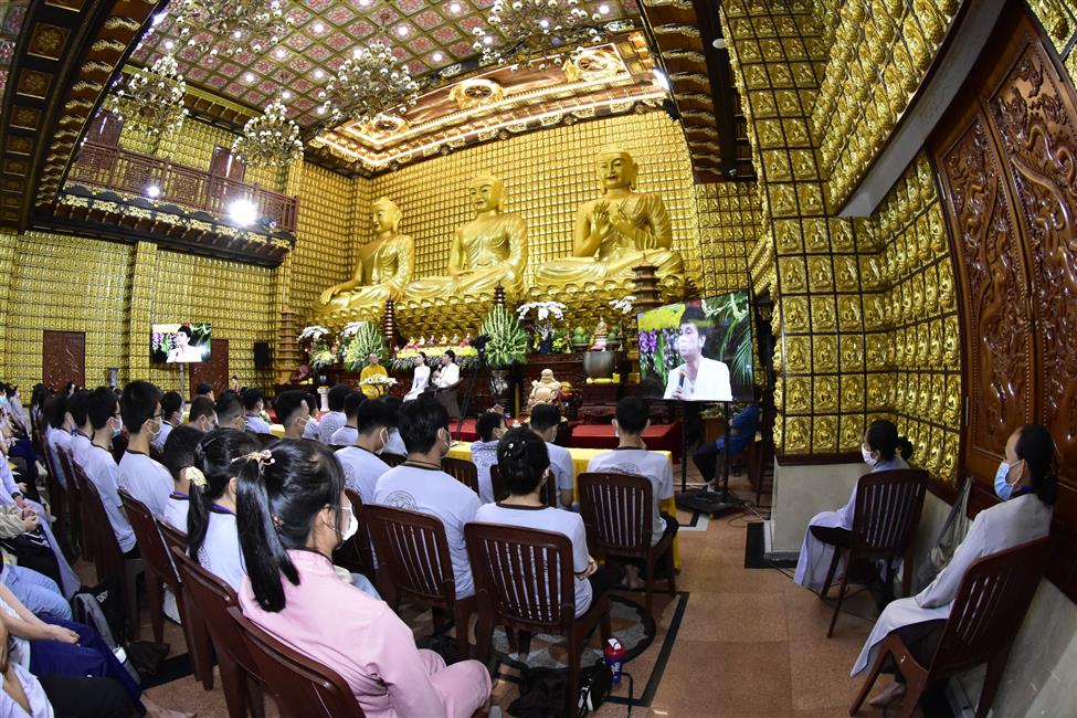Chú cháu NSƯT Kim Tiểu Long - ca sĩ Saka Trương Tuyền: &quot;Chỉ có đạo Phật mới giúp mình biết thương người hơn&quot;