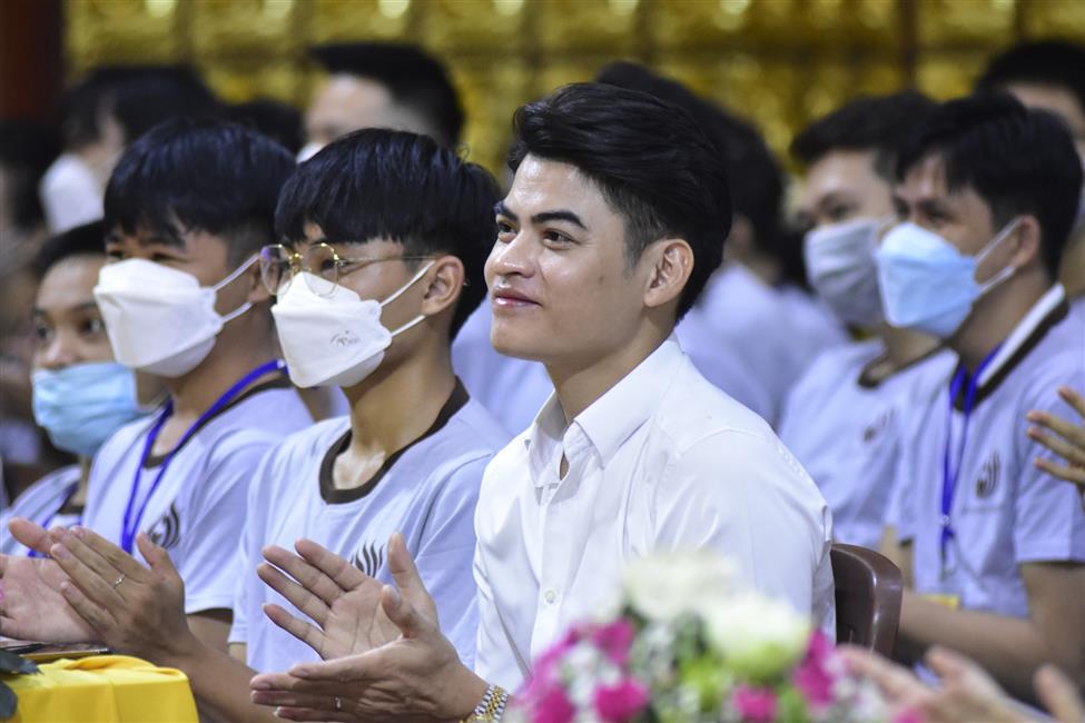 Chú cháu NSƯT Kim Tiểu Long - ca sĩ Saka Trương Tuyền: &quot;Chỉ có đạo Phật mới giúp mình biết thương người hơn&quot;