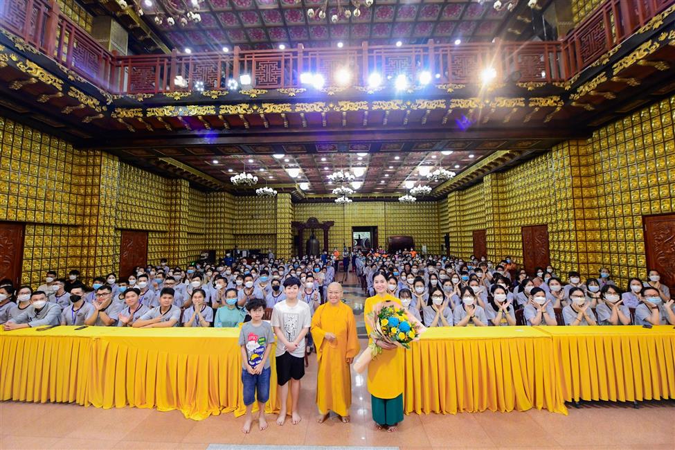 Nghệ sĩ hài Lâm Vỹ Dạ nghẹn ngào chia sẻ về mẹ trong talkshow “Vì sao tôi theo đạo Phật” tại chùa Giác Ngộ