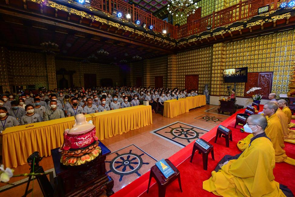 Nghệ sĩ hài Lâm Vỹ Dạ nghẹn ngào chia sẻ về mẹ trong talkshow “Vì sao tôi theo đạo Phật” tại chùa Giác Ngộ