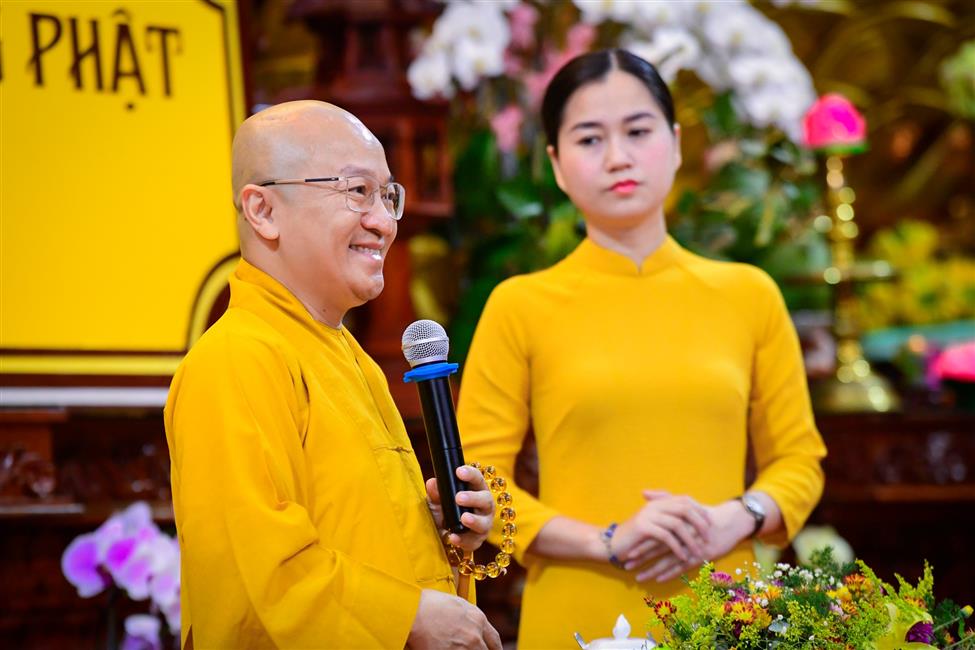 Nghệ sĩ hài Lâm Vỹ Dạ nghẹn ngào chia sẻ về mẹ trong talkshow “Vì sao tôi theo đạo Phật” tại chùa Giác Ngộ