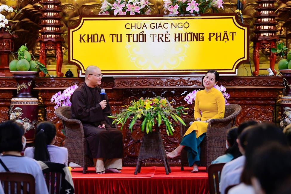 Nghệ sĩ hài Lâm Vỹ Dạ nghẹn ngào chia sẻ về mẹ trong talkshow “Vì sao tôi theo đạo Phật” tại chùa Giác Ngộ