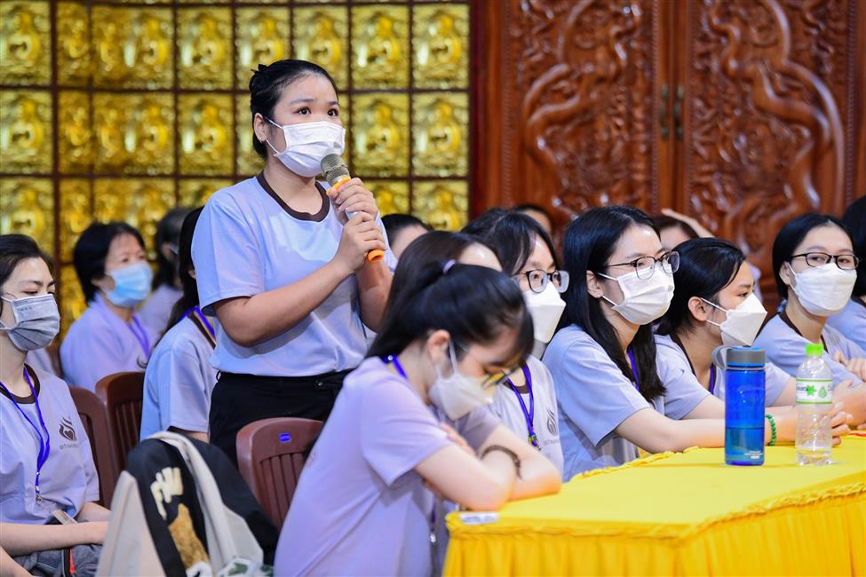 Nghệ sĩ hài Lâm Vỹ Dạ nghẹn ngào chia sẻ về mẹ trong talkshow “Vì sao tôi theo đạo Phật” tại chùa Giác Ngộ