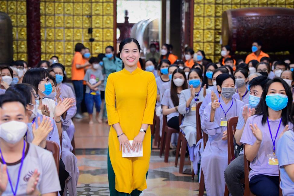 Nghệ sĩ hài Lâm Vỹ Dạ nghẹn ngào chia sẻ về mẹ trong talkshow “Vì sao tôi theo đạo Phật” tại chùa Giác Ngộ